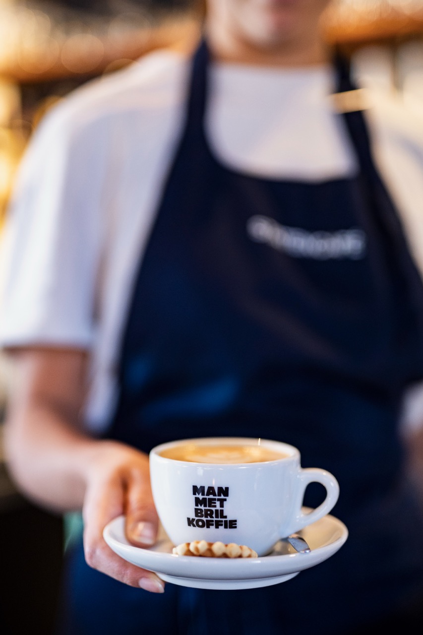 Statencafé Man Met Bril Koffie